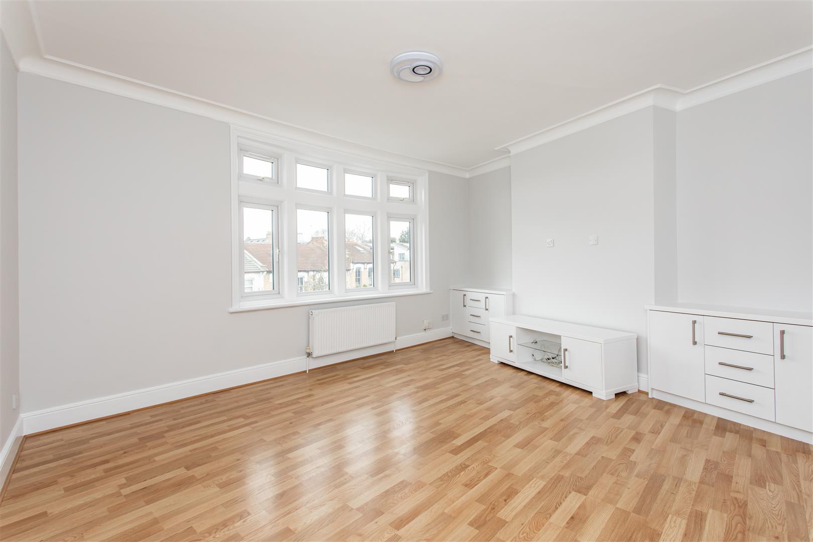2 bed property in Green Lanes, Winchmore Hill
